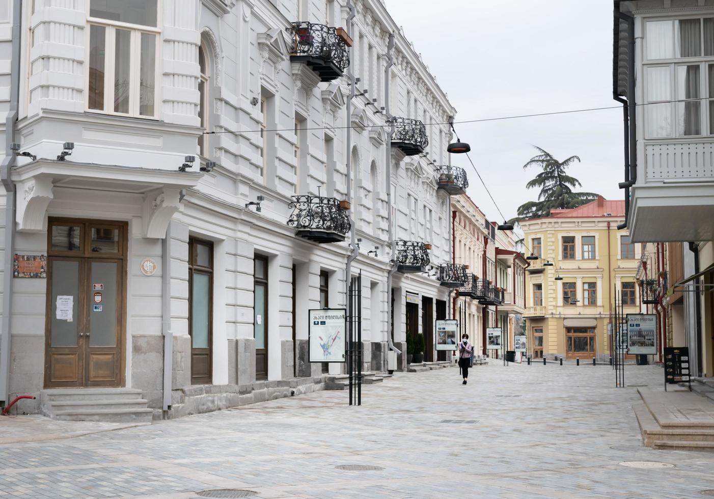 Tbilisi, Georgië 2020 - Atoneli-straat met een wandelende vrouw die een masker draagt tijdens een pandemie foto