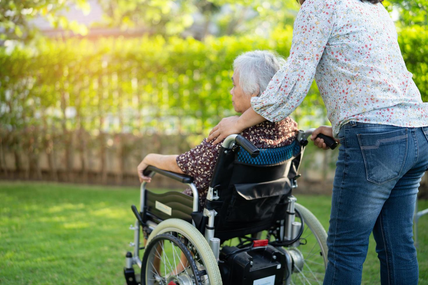 arts hulp en zorg Aziatische senior of oudere oude dame vrouw patiënt zittend op rolstoel in park in verpleeg ziekenhuisafdeling gezond sterk medisch concept foto