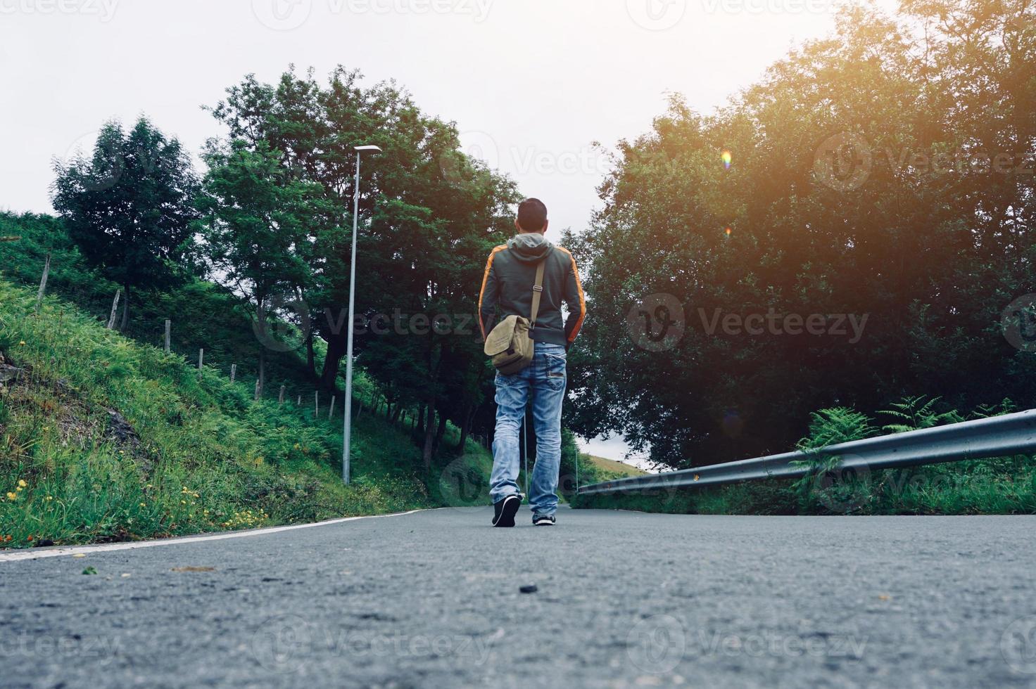 man trekking in de bergen foto