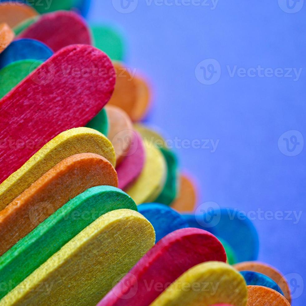 veelkleurige houten eetstokjes gestructureerde achtergrond foto