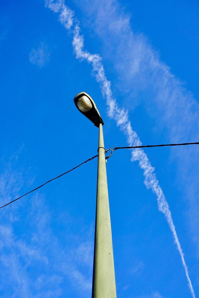 straatlantaarn en blauwe hemel foto