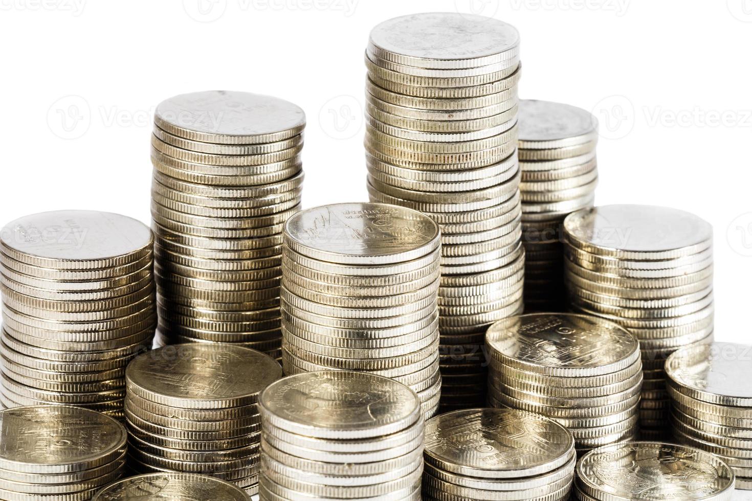 close-up van Thaise munten op witte achtergrond geïsoleerd foto