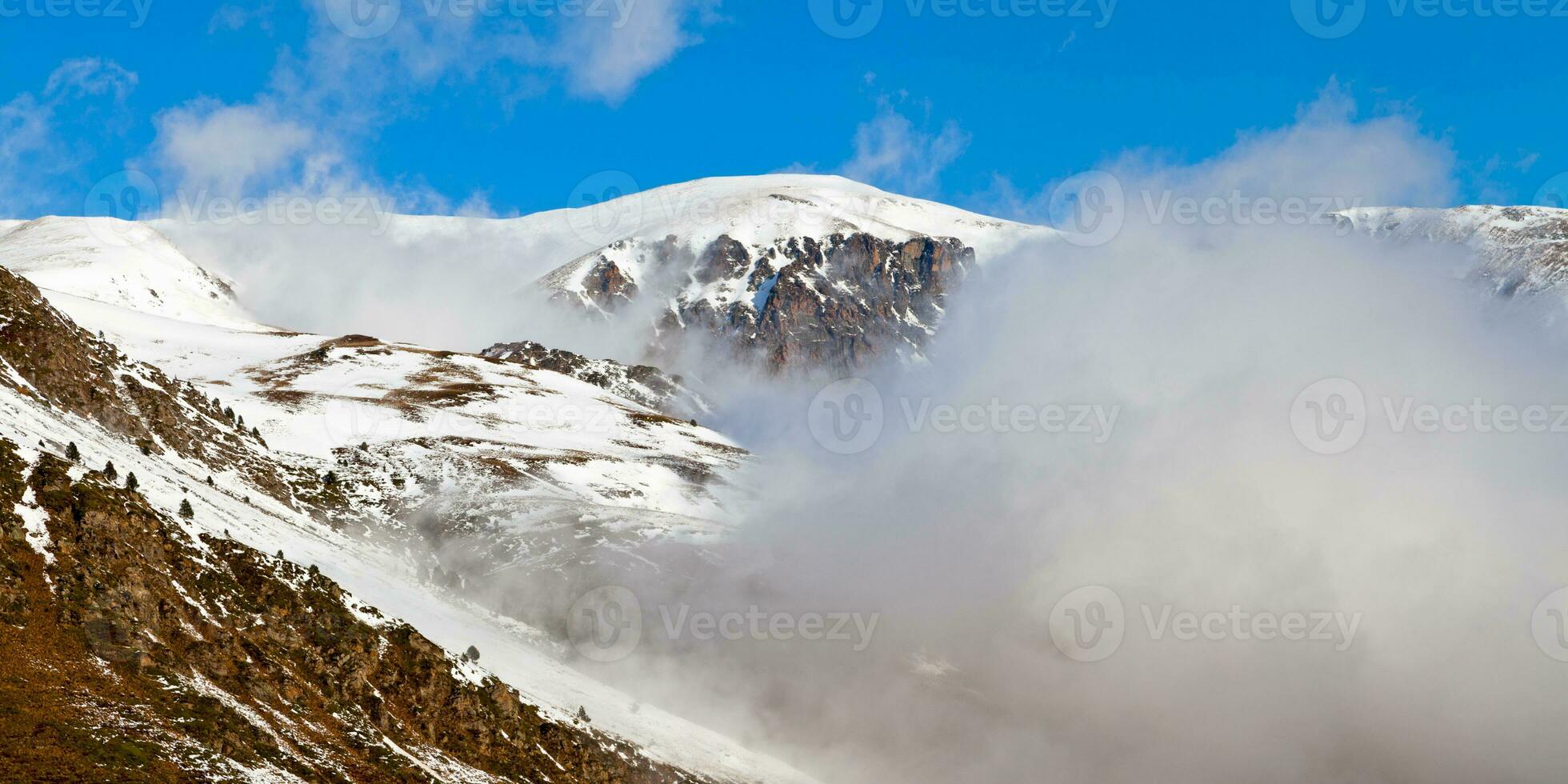 met sneeuw bedekt bergen in pas de la casa foto