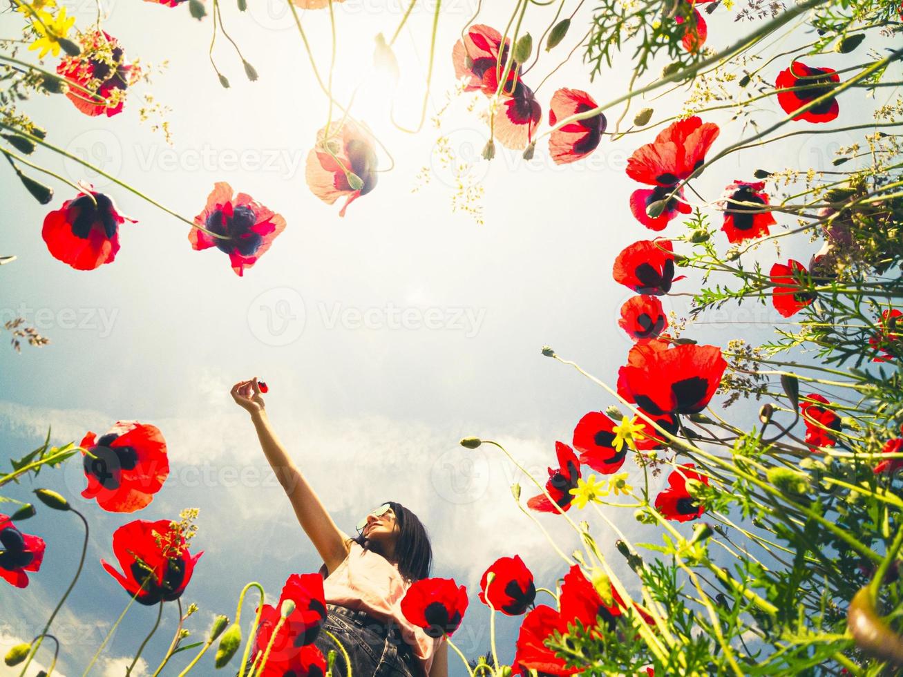 meisje in de natuur geniet van het buitenleven foto