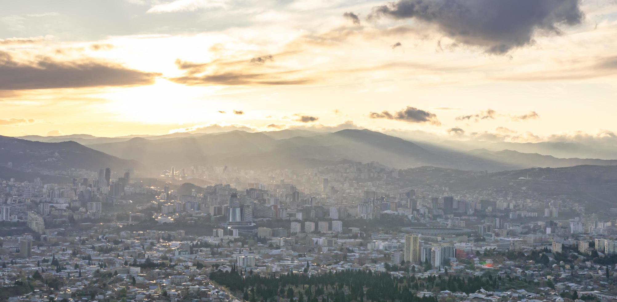 uitzicht op de stad Tbilisi in Georgië foto