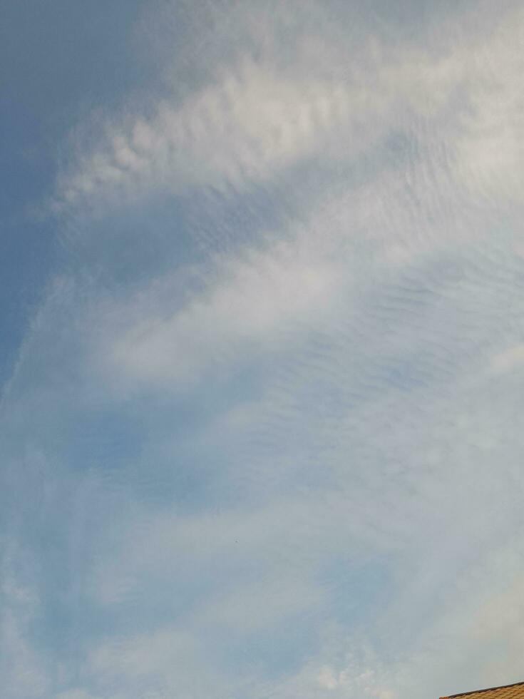 de wit wolken Aan de blauw lucht zijn perfect voor de achtergrond. hemellandschap Aan lombok eiland, Indonesië foto