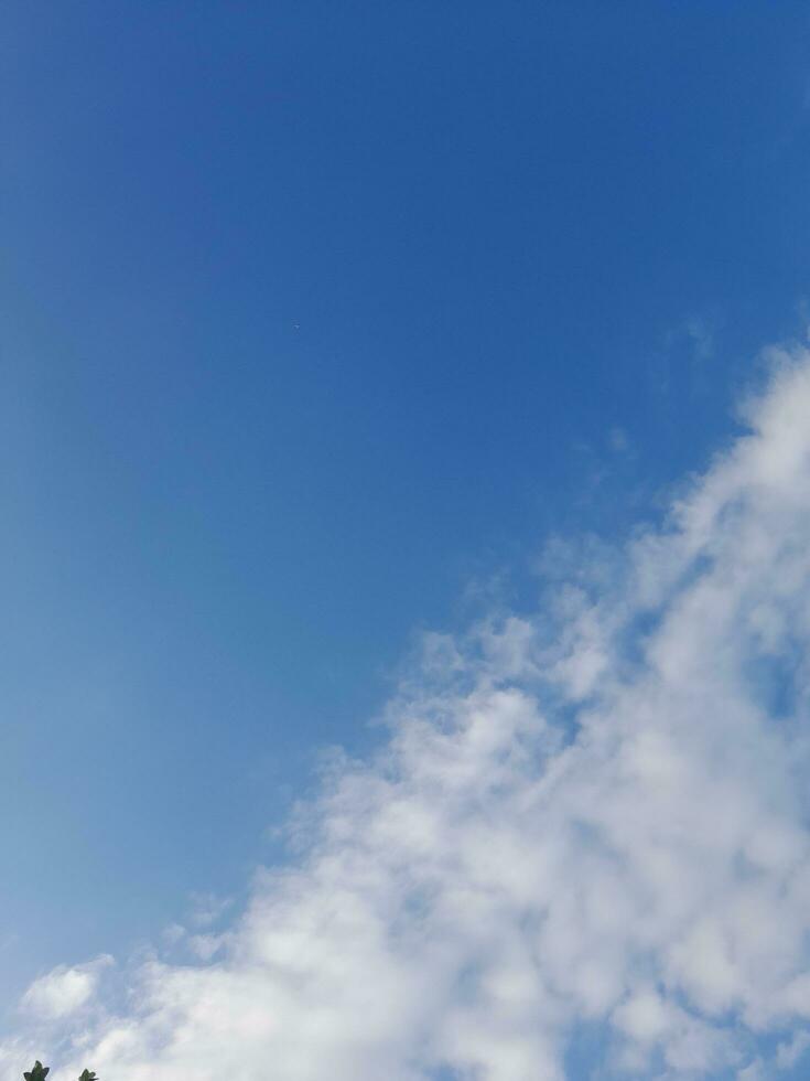 de wit wolken Aan de blauw lucht zijn perfect voor de achtergrond. hemellandschap Aan lombok eiland, Indonesië foto