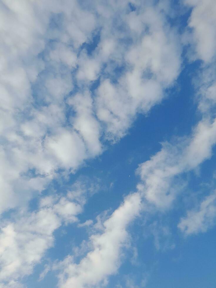 de wit wolken Aan de blauw lucht zijn perfect voor de achtergrond. hemellandschap Aan lombok eiland, Indonesië foto