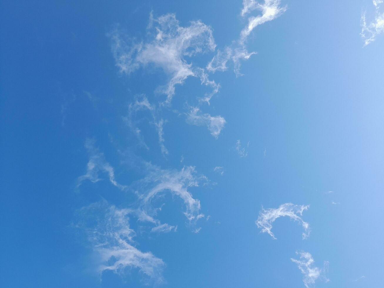 de wit wolken Aan de blauw lucht zijn perfect voor de achtergrond. hemellandschap Aan lombok eiland, Indonesië foto