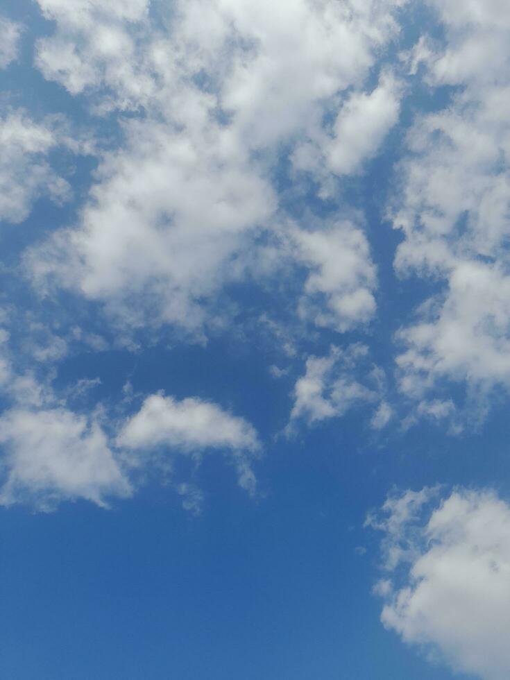 wit wolken in de blauw lucht. mooi helder blauw achtergrond. licht bewolkt, mooi zo het weer. gekruld wolken Aan een zonnig dag. foto