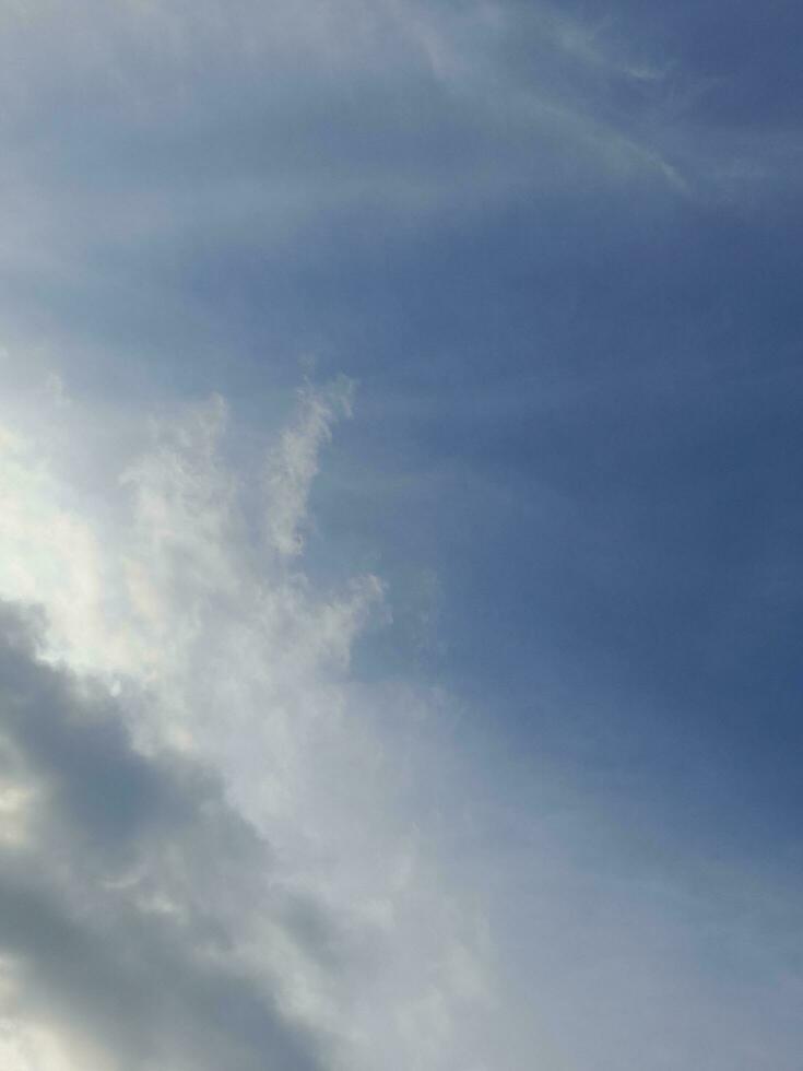 de wit wolken Aan de blauw lucht zijn perfect voor de achtergrond. hemellandschap Aan lombok eiland, Indonesië foto