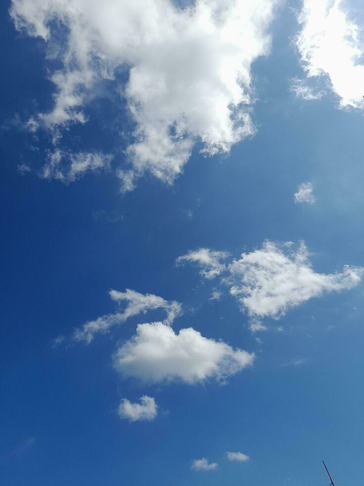 de wit wolken Aan de blauw lucht zijn perfect voor de achtergrond. hemellandschap Aan lombok eiland, Indonesië foto