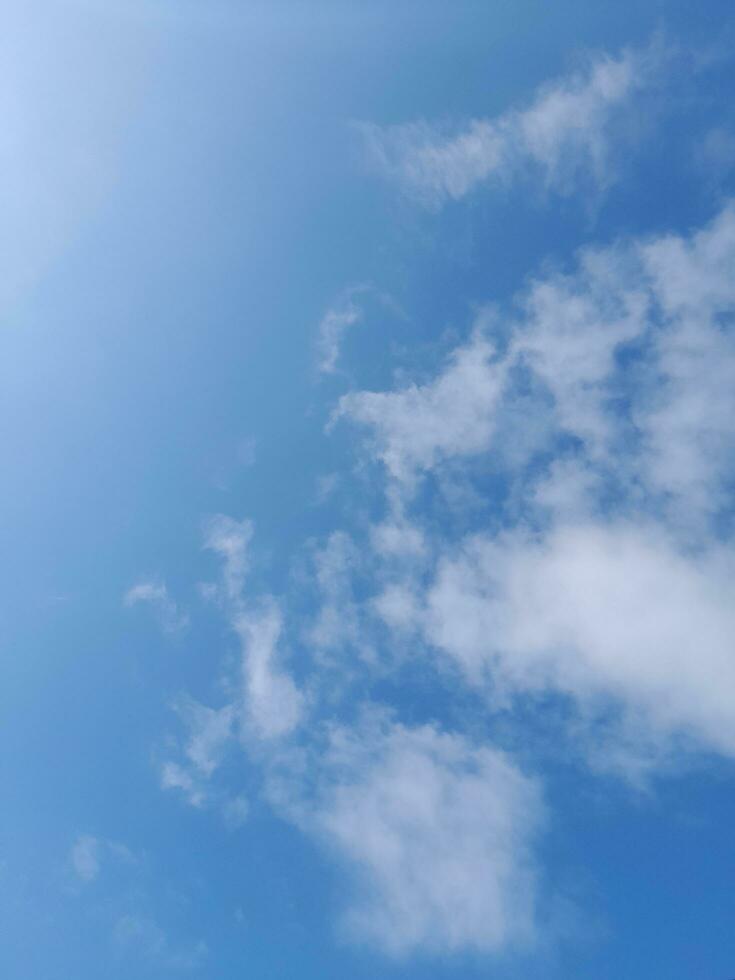 wit wolken in de blauw lucht. mooi helder blauw achtergrond. licht bewolkt, mooi zo het weer. gekruld wolken Aan een zonnig dag. foto