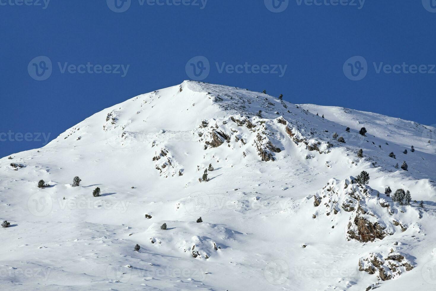 met sneeuw bedekt bergen in pas de la casa foto