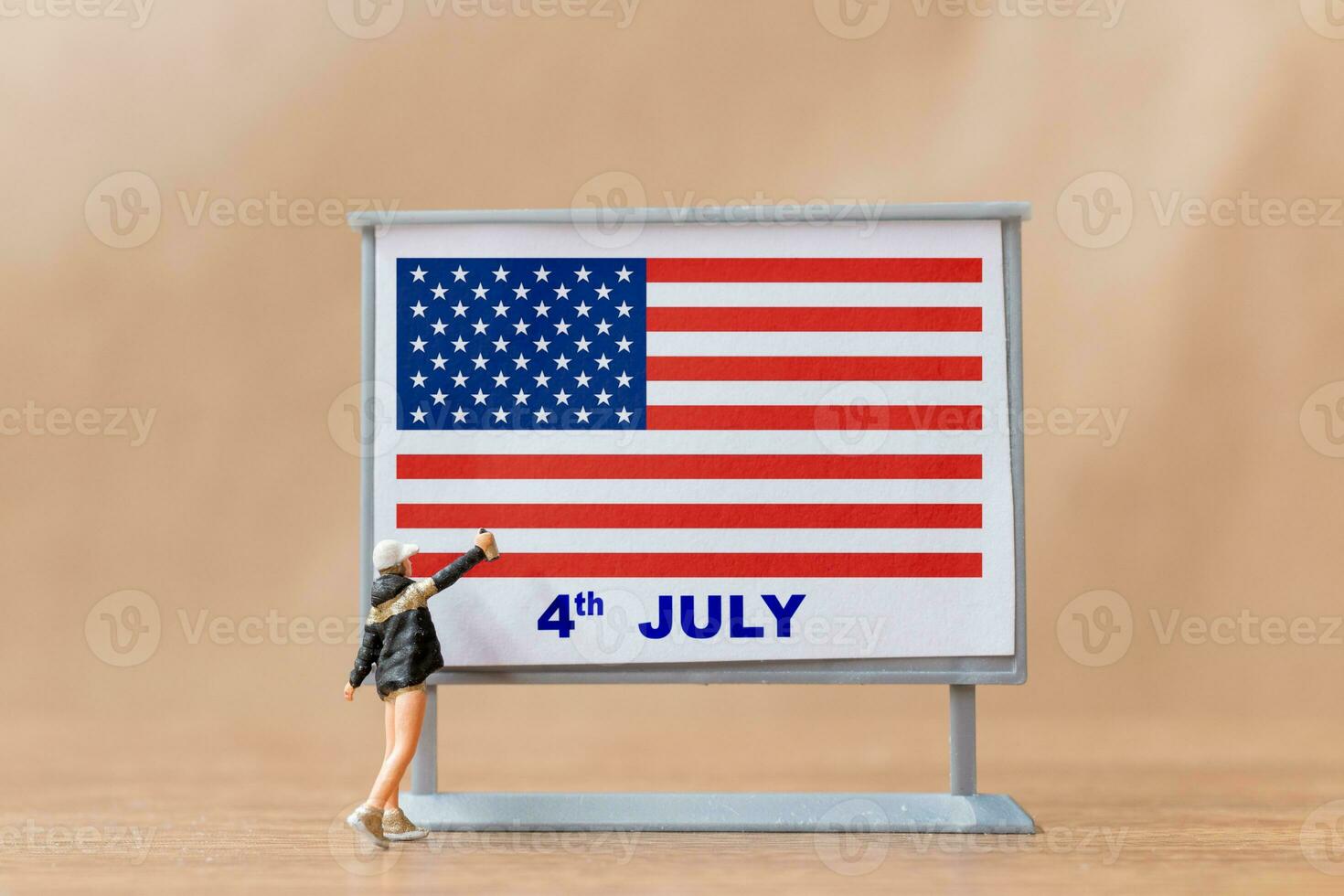artiest verf Aan een aanplakbord viering van de vierde van juli en onafhankelijkheid dag foto
