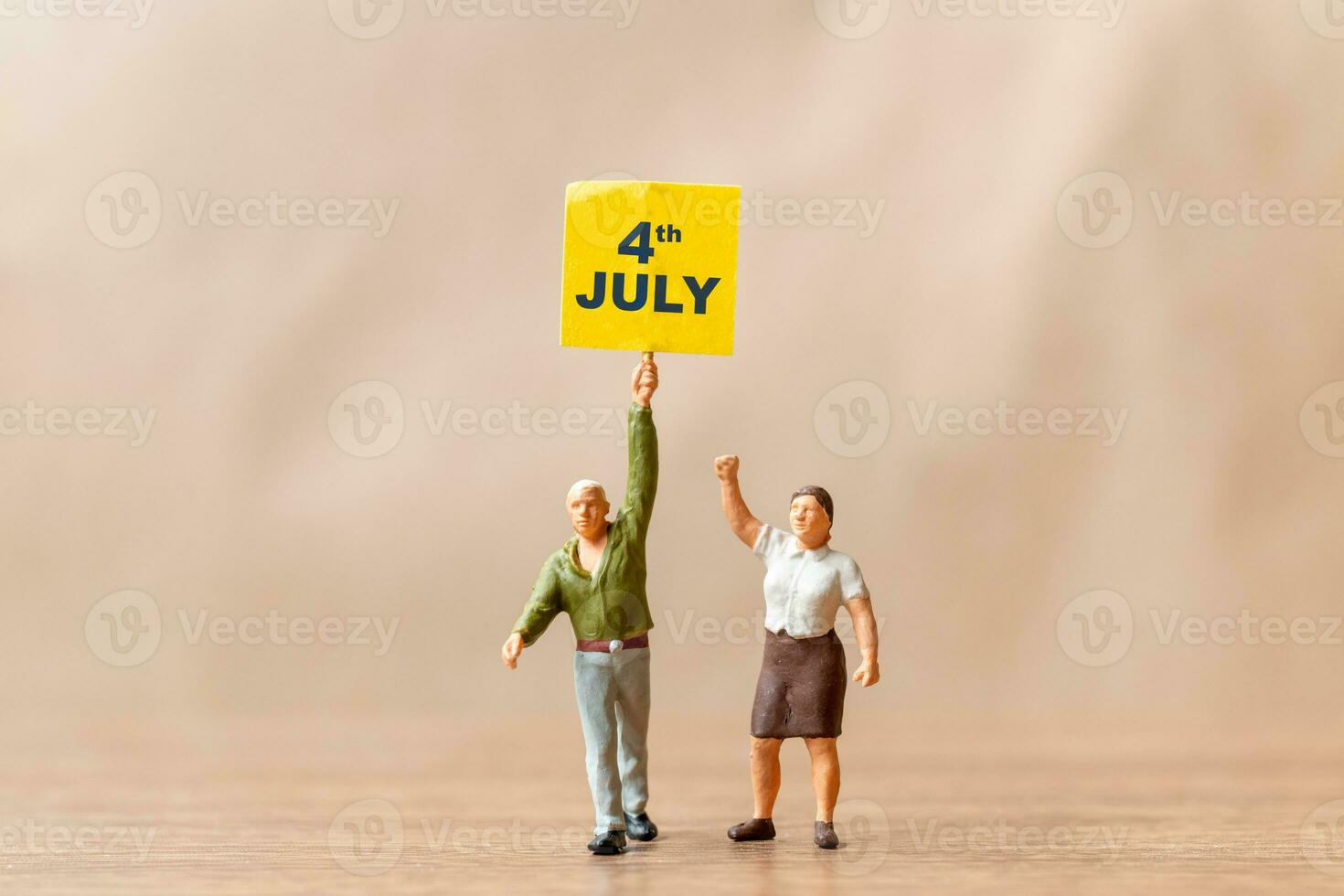Amerikanen verhogen vlaggen in viering van de vierde van juli en onafhankelijkheid dag foto