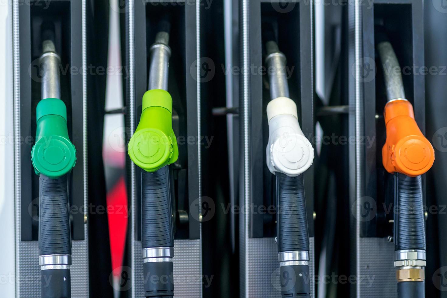 brandstofpompsproeiers voor verschillende soorten brandstof in een tankstation foto