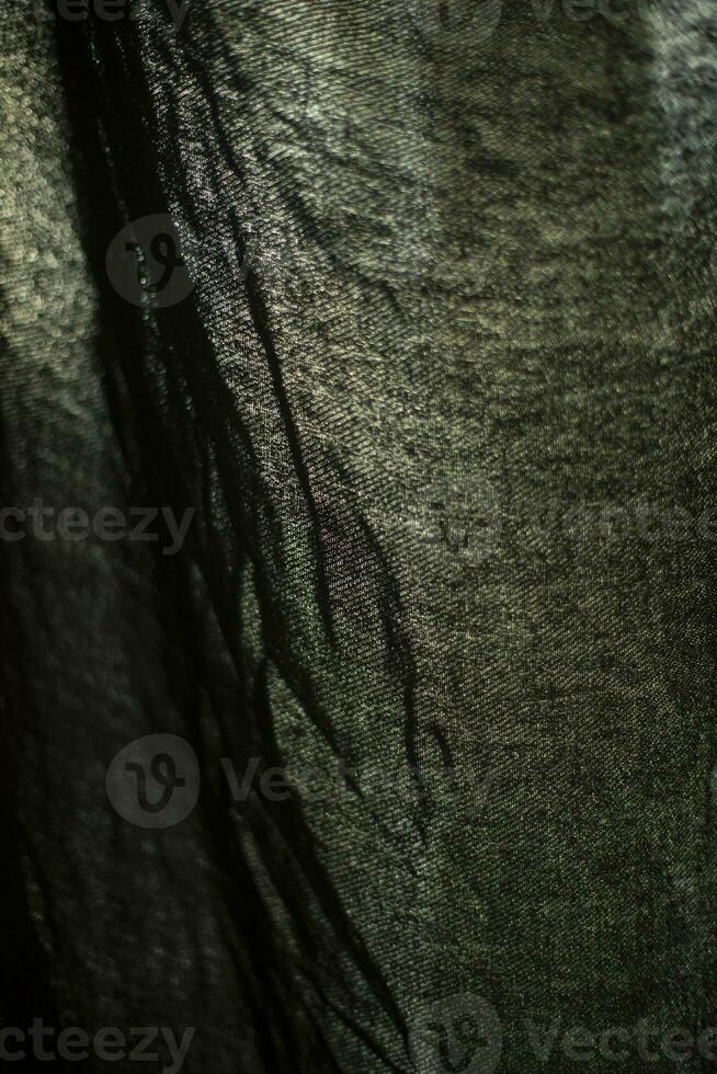 gordijnen Aan venster. licht door donker kleding stof. structuur van kleding stof in licht. foto