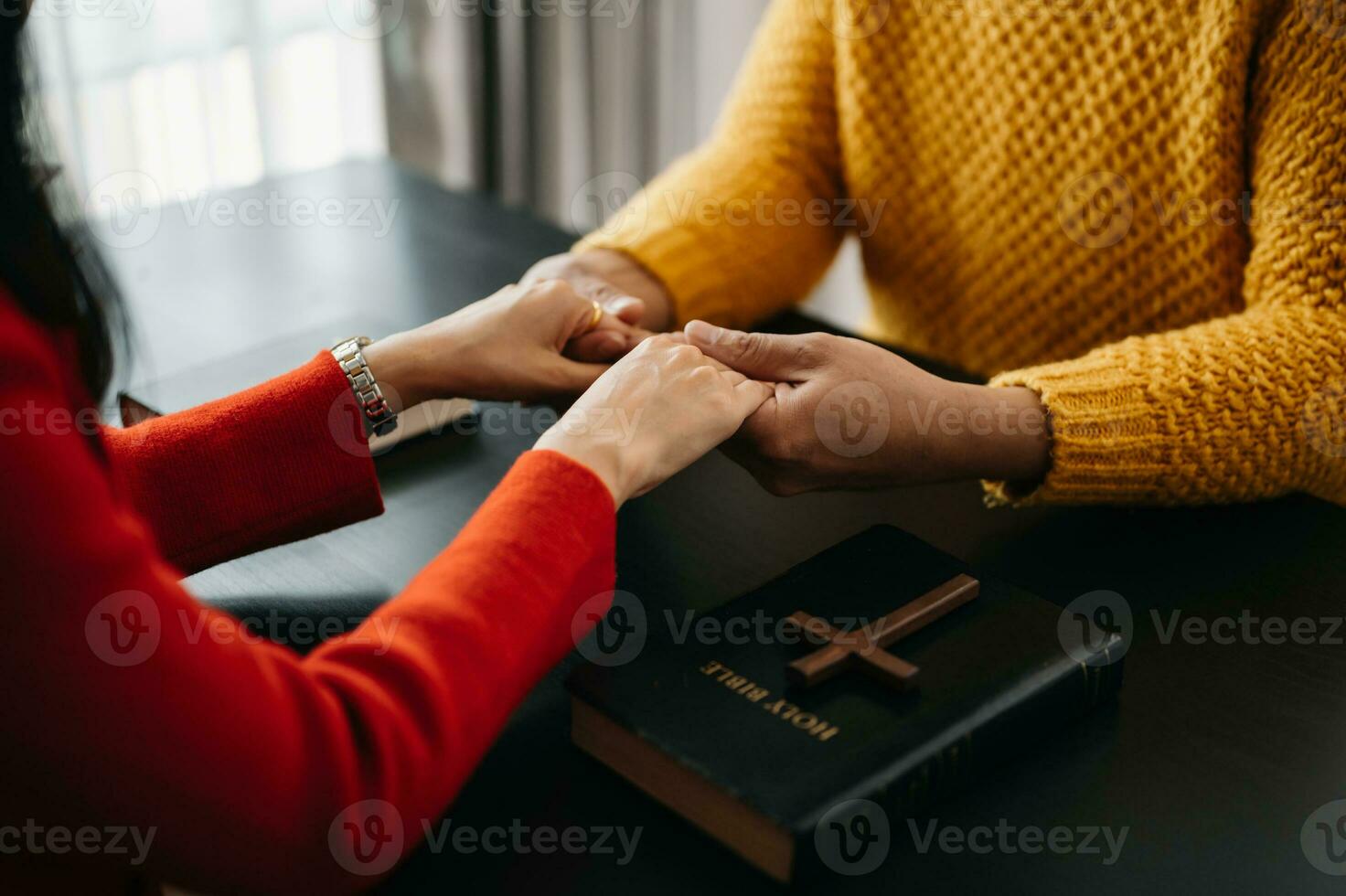 vrouw hand- met kruis .concept van hoop, vertrouwen, Christendom, geloof, kerk en bidden naar god. Aan de zwart tafel foto