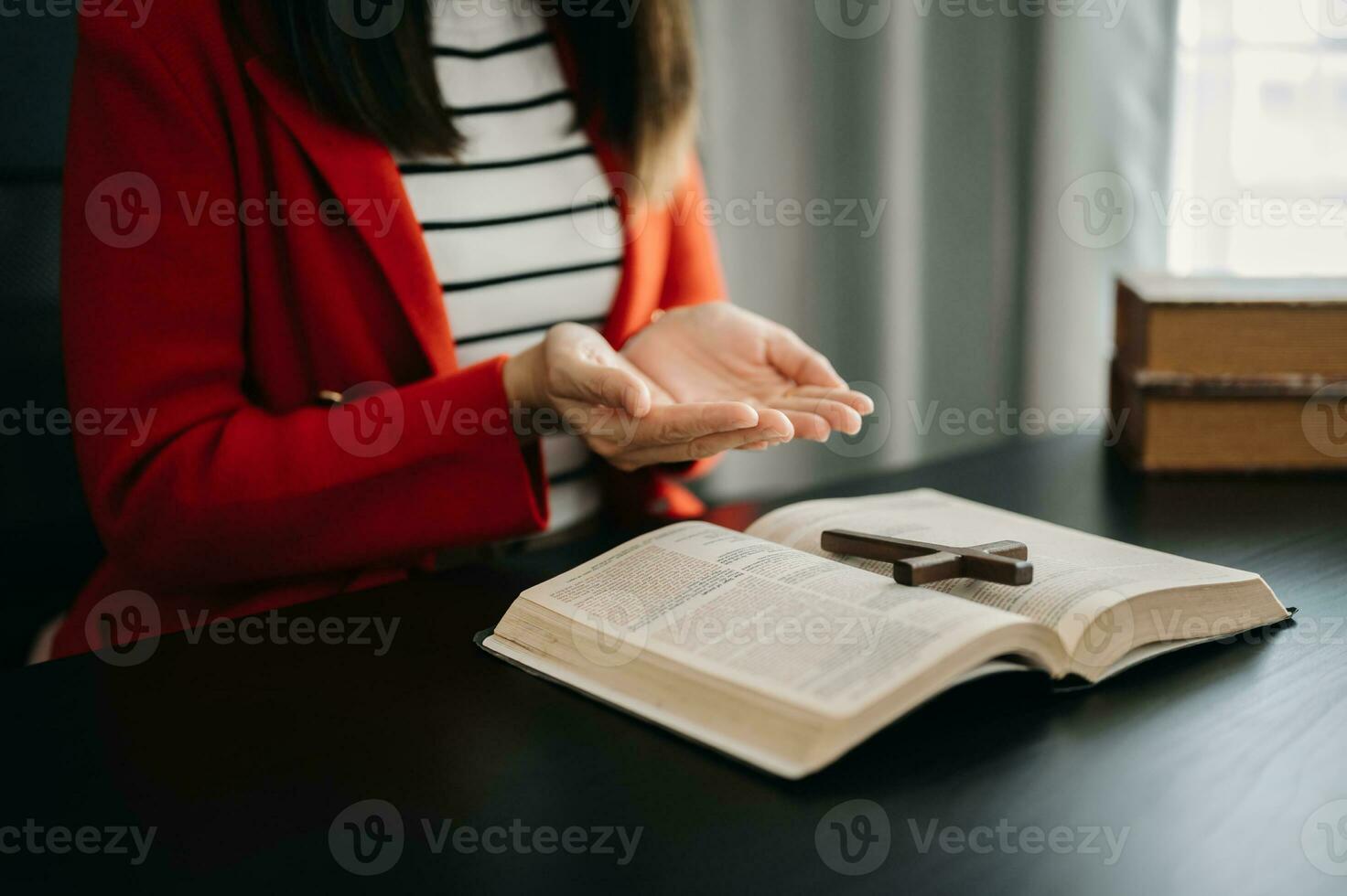 vrouw bidden Aan heilig Bijbel in de ochtend.vrouw hand- met Bijbel bidden. christen leven crisis gebed naar god. foto