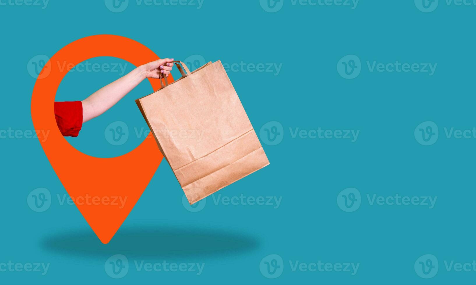 een creatief banier met een dames- hand- met een papier tas. foto
