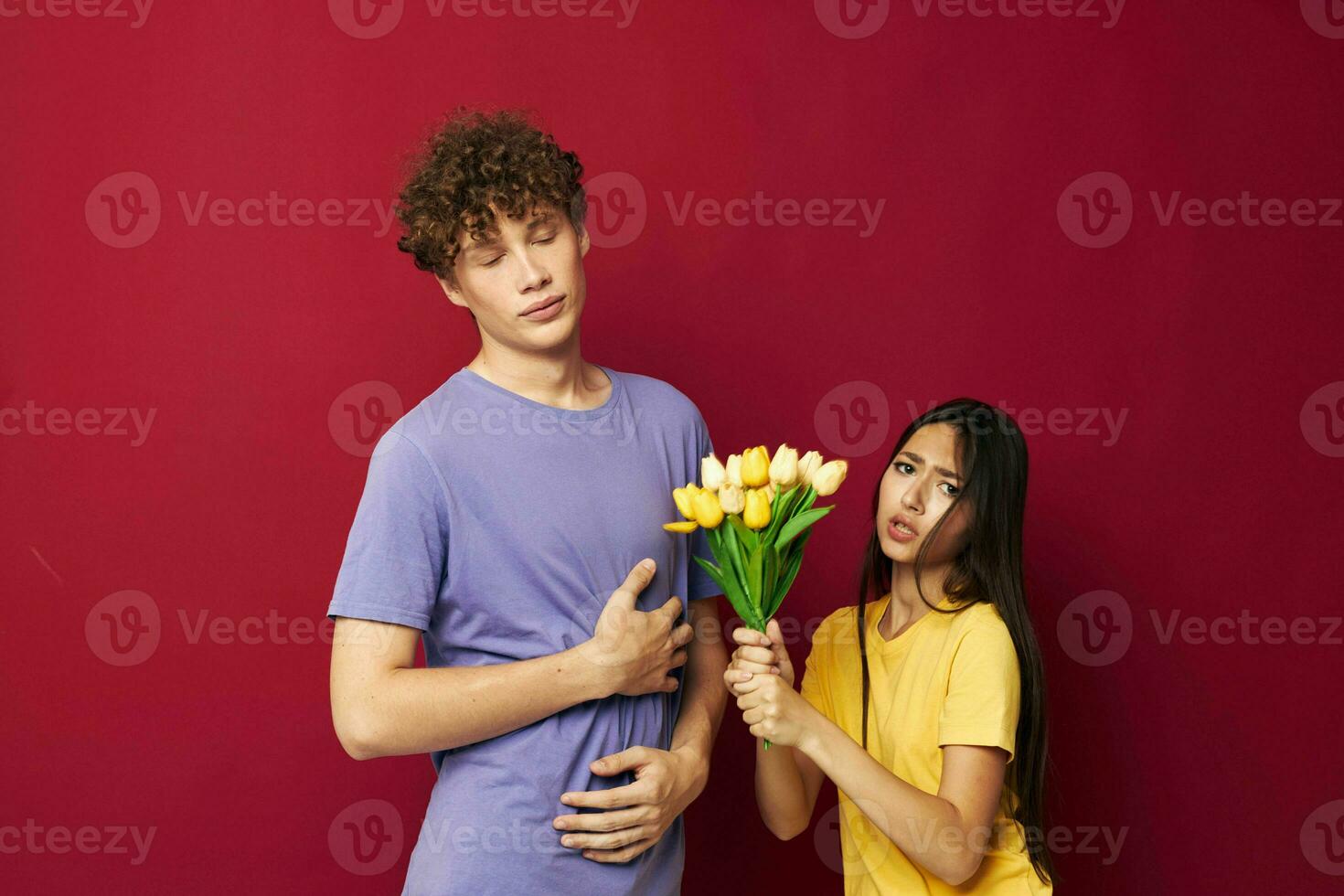 schattig jong paar boeket van bloemen geschenk romance geïsoleerd achtergrond ongewijzigd foto