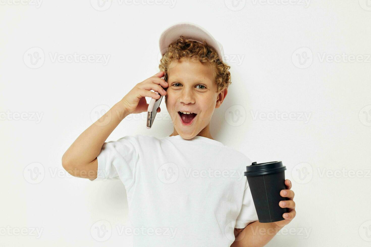 schattig jongen wat soort van drinken is de telefoon in hand- communicatie licht achtergrond ongewijzigd foto