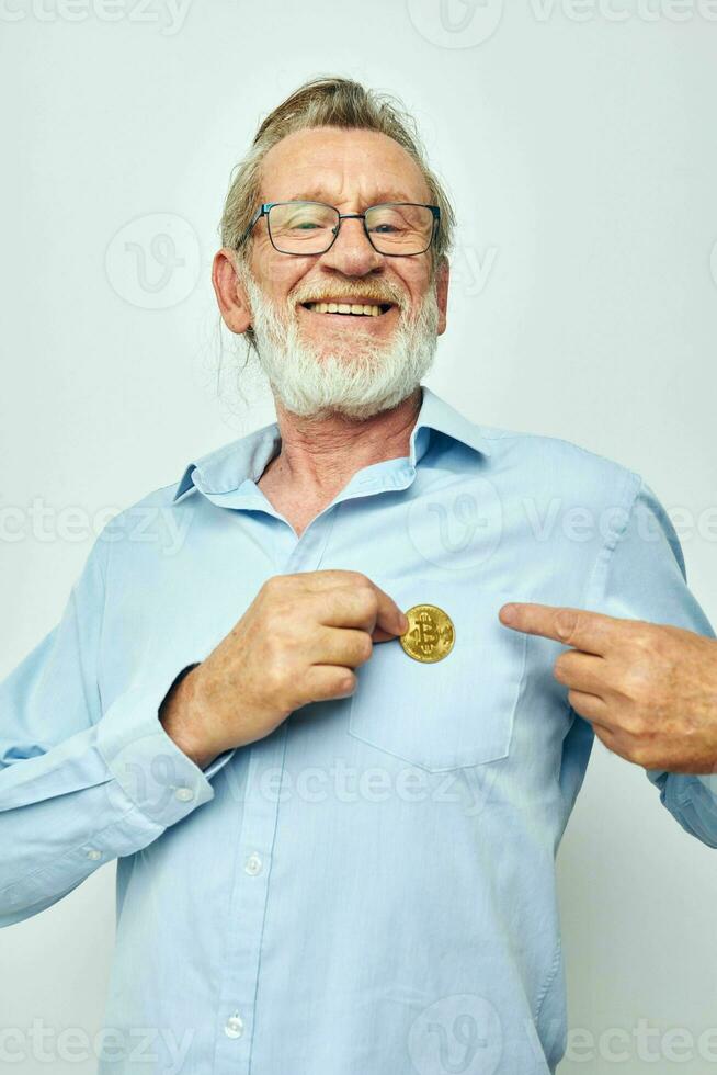 portret ouderen Mens cryptogeld bitcoin investering licht achtergrond foto