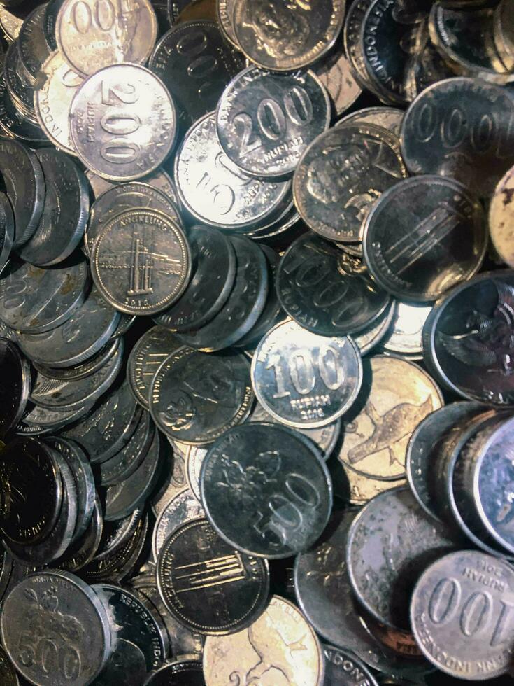 schijnend en gloeiend gestapeld verzameling van oud Indonesisch roepia munten foto
