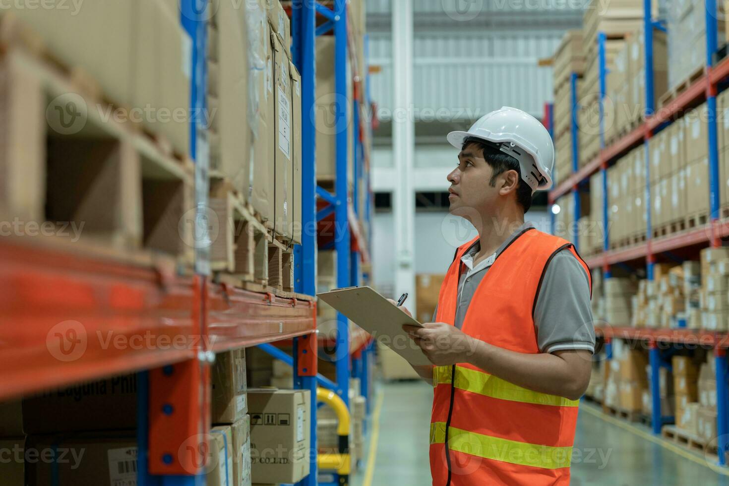 magazijn arbeider controleren uiterlijk van doos goederen in voorraad en controleren voorraad Product. vervoer logistiek bedrijf Verzending en levering naar klanten, inspectie, pakhuis, opslag, fabriek. foto