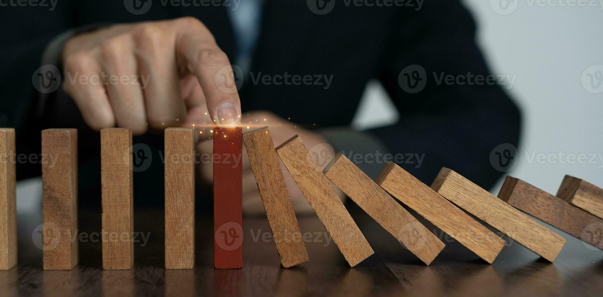 verzekering met handen beschermen domino. handen hou op dominostenen vallend crisis. bedrijf risico controle en plan en strategieën naar rennen voorkomen ondernemingen. deposito's, medisch uitgaven, huur, familie zorg. foto