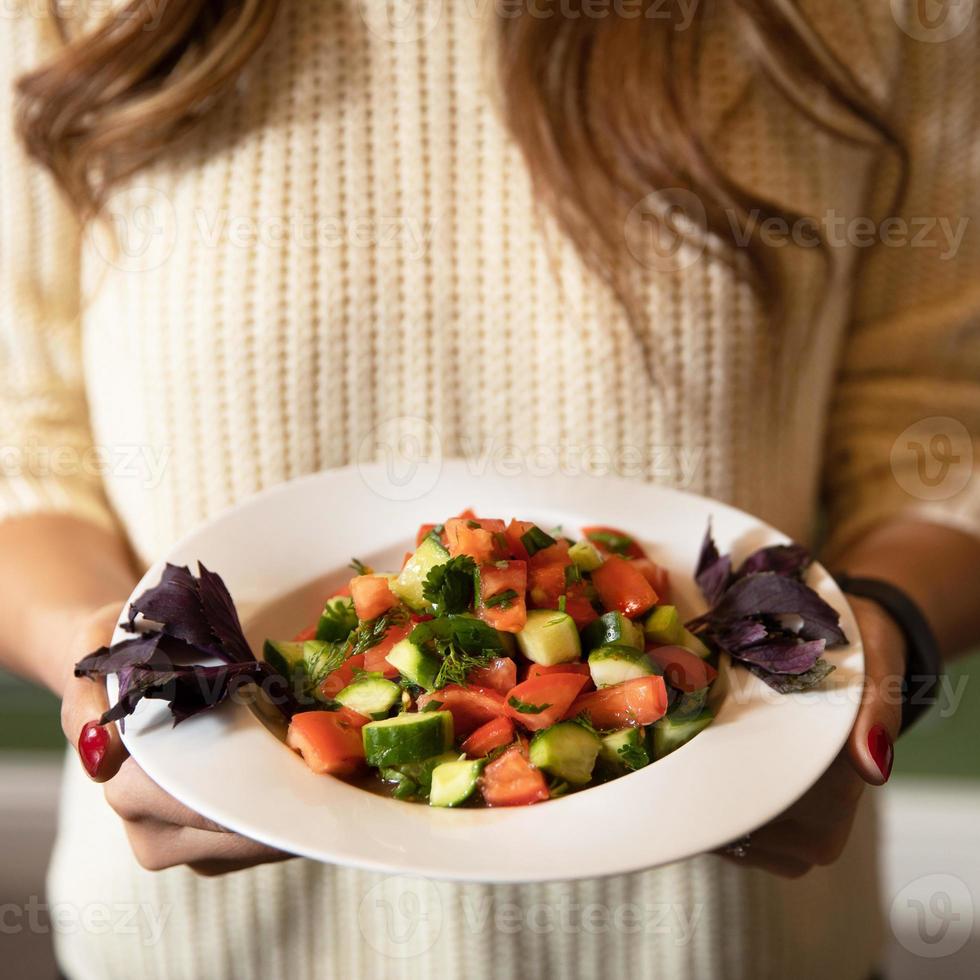 vrouw met mooie herder salade foto