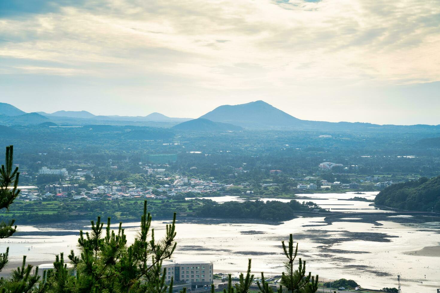 jeju eiland, zuiden Korea, juni. 04, 2023, mooi seongsan haven Bij jeju doen, jeju eiland. foto