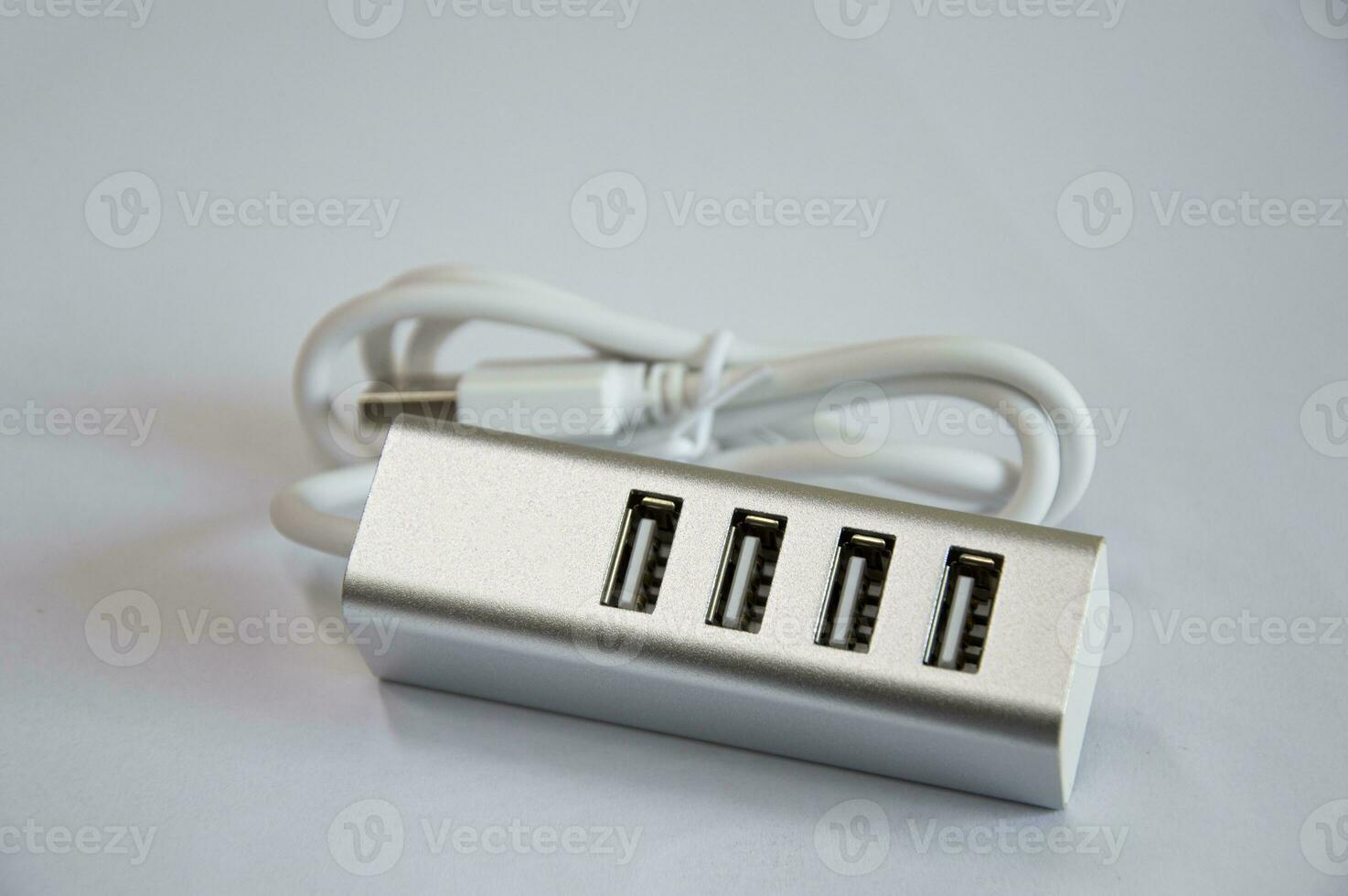 USB hub met 4 havens, zilver, geplaatst Aan een wit achtergrond foto