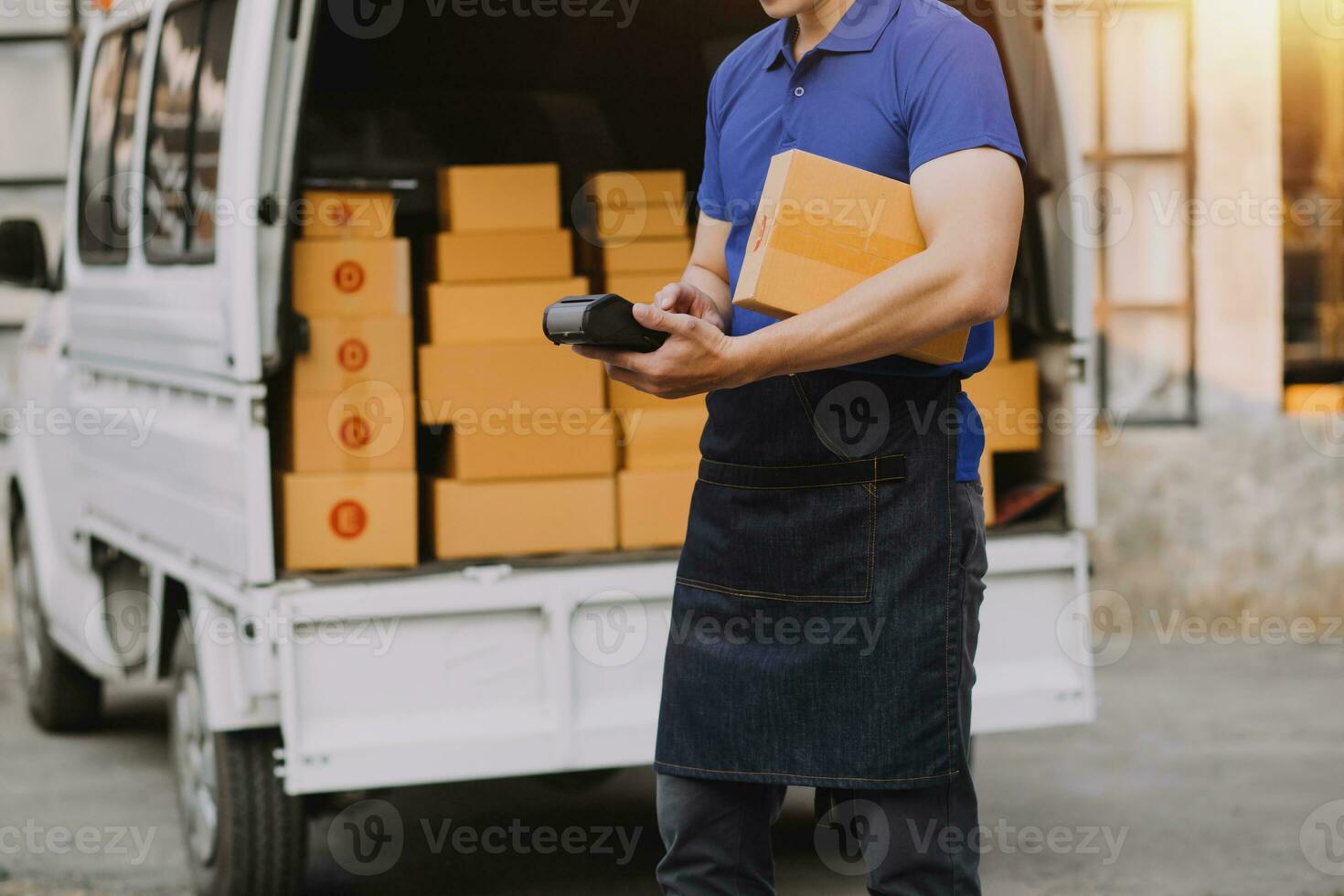 zakenvrouw start een klein bedrijf ondernemer mkb-succes .freelance vrouw die thuis werkt met online pakketbezorging. mkb- en verpakkingsbezorgconcept foto