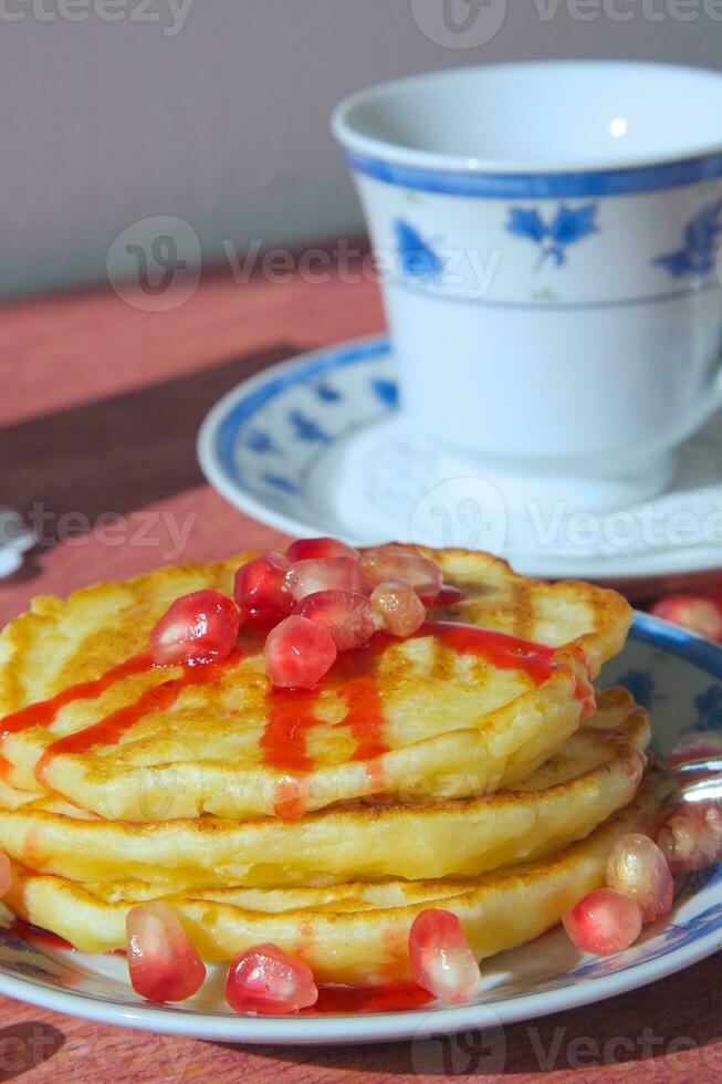 zoet huisje kaas cakes met rood topping foto