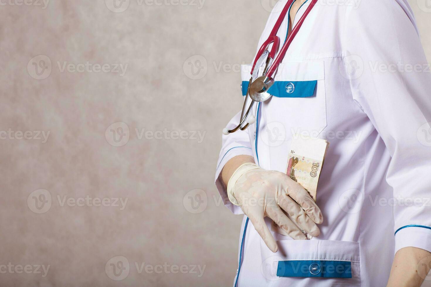 een jong vrouw gekleed in een medisch uniform met een steekpenning foto