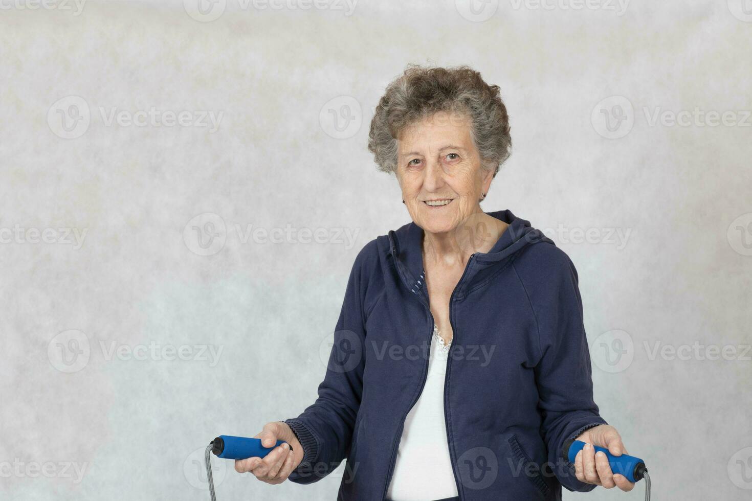 senior vrouw is gekleed in een sport kostuum foto