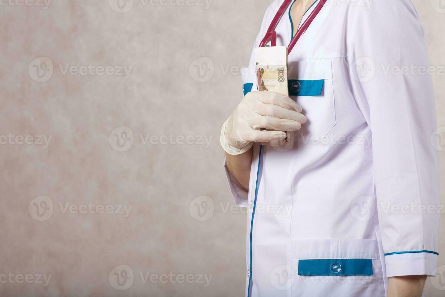 een jong vrouw gekleed in een medisch uniform met een steekpenning foto