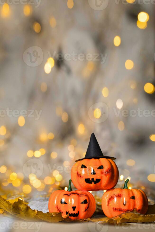 drie spookachtig oranje pompoenen. detailopname foto