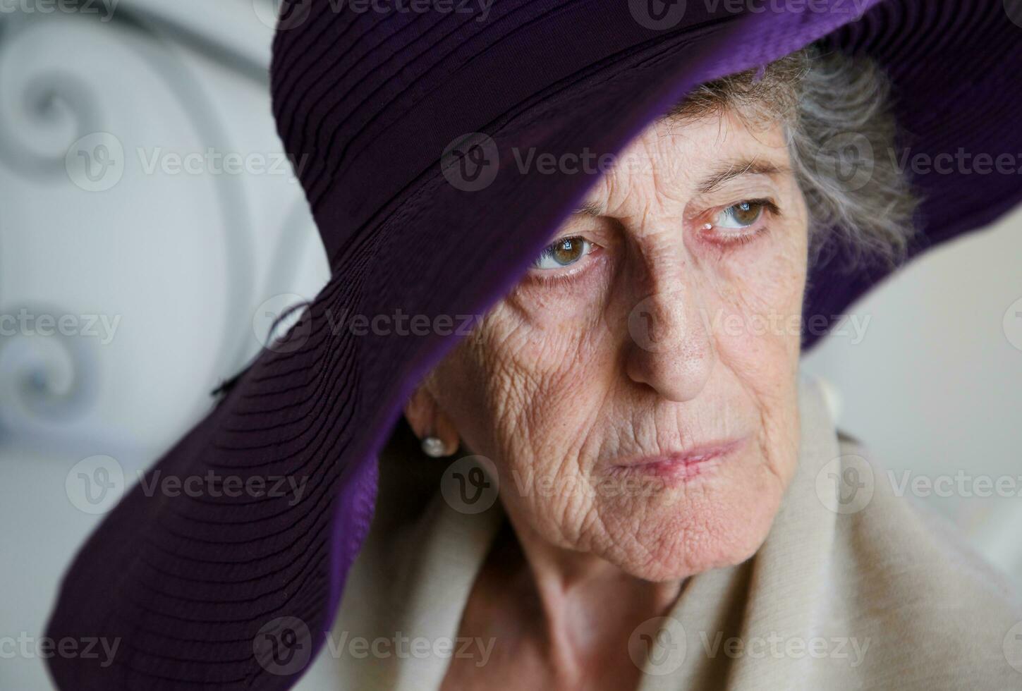 oud Kaukasisch vrouw in een paars hoed foto