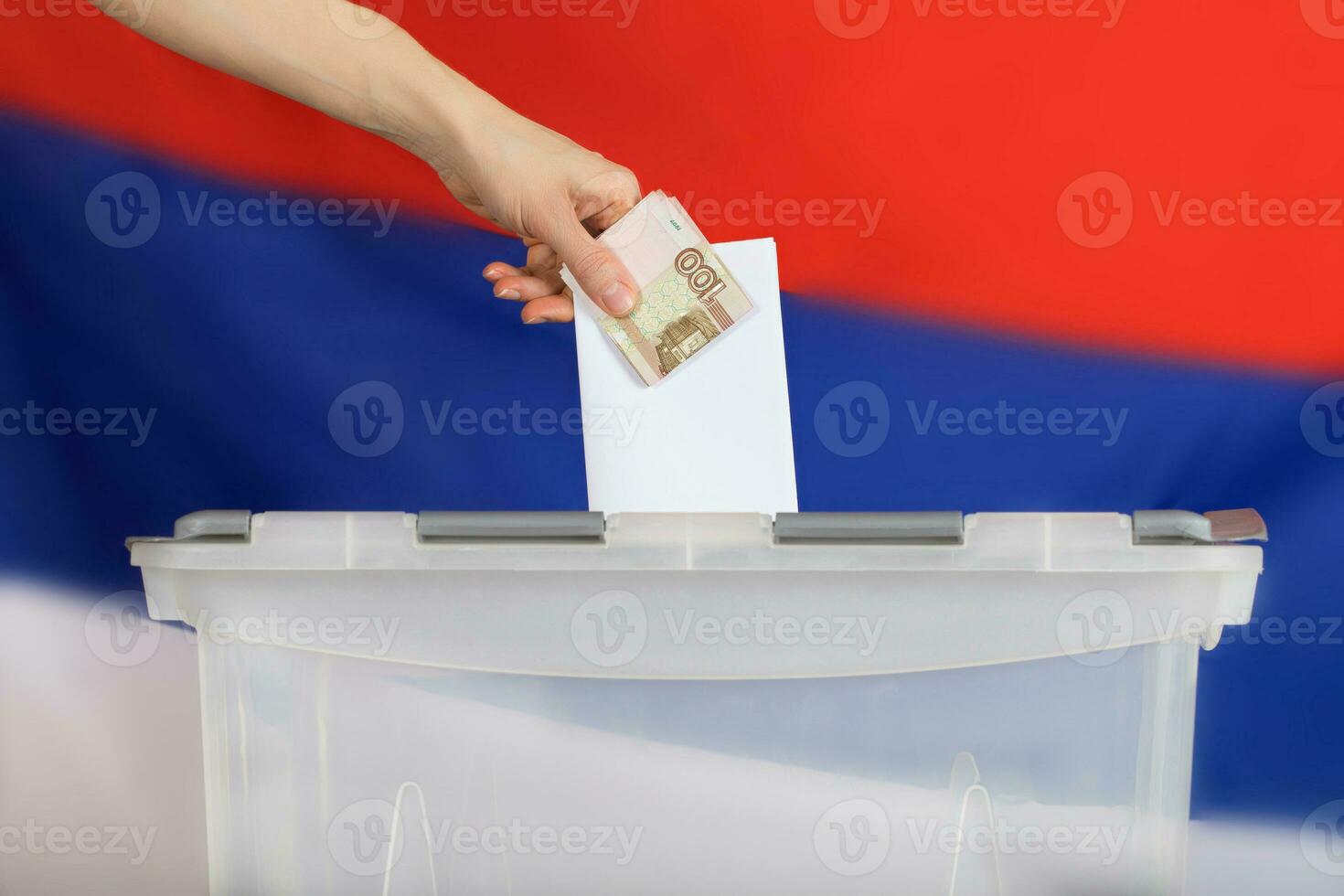 vrouw hand- houdt stemming papier en Russisch roebel bovenstaand stemming doos. foto
