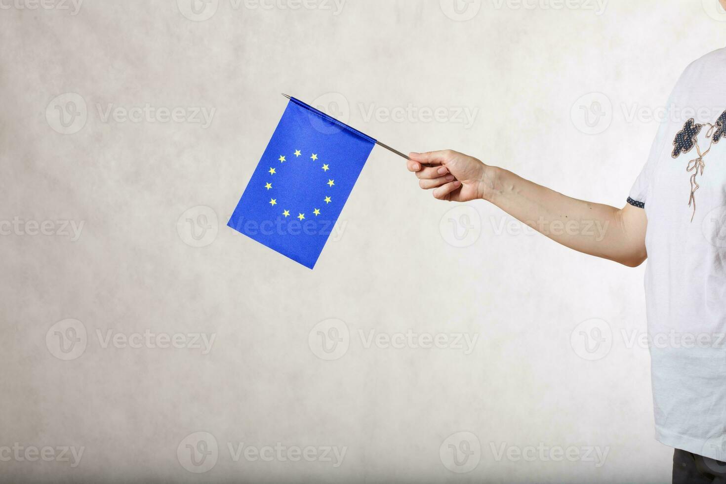 een hand- met een vlag van de EU. vrij ruimte voor een tekst foto