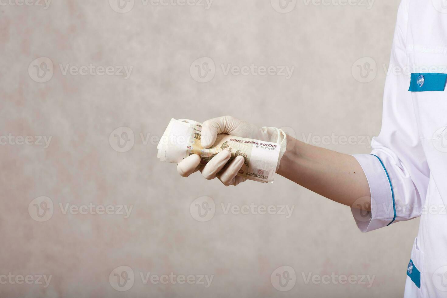 een jong vrouw gekleed in een medisch uniform houdt geld foto