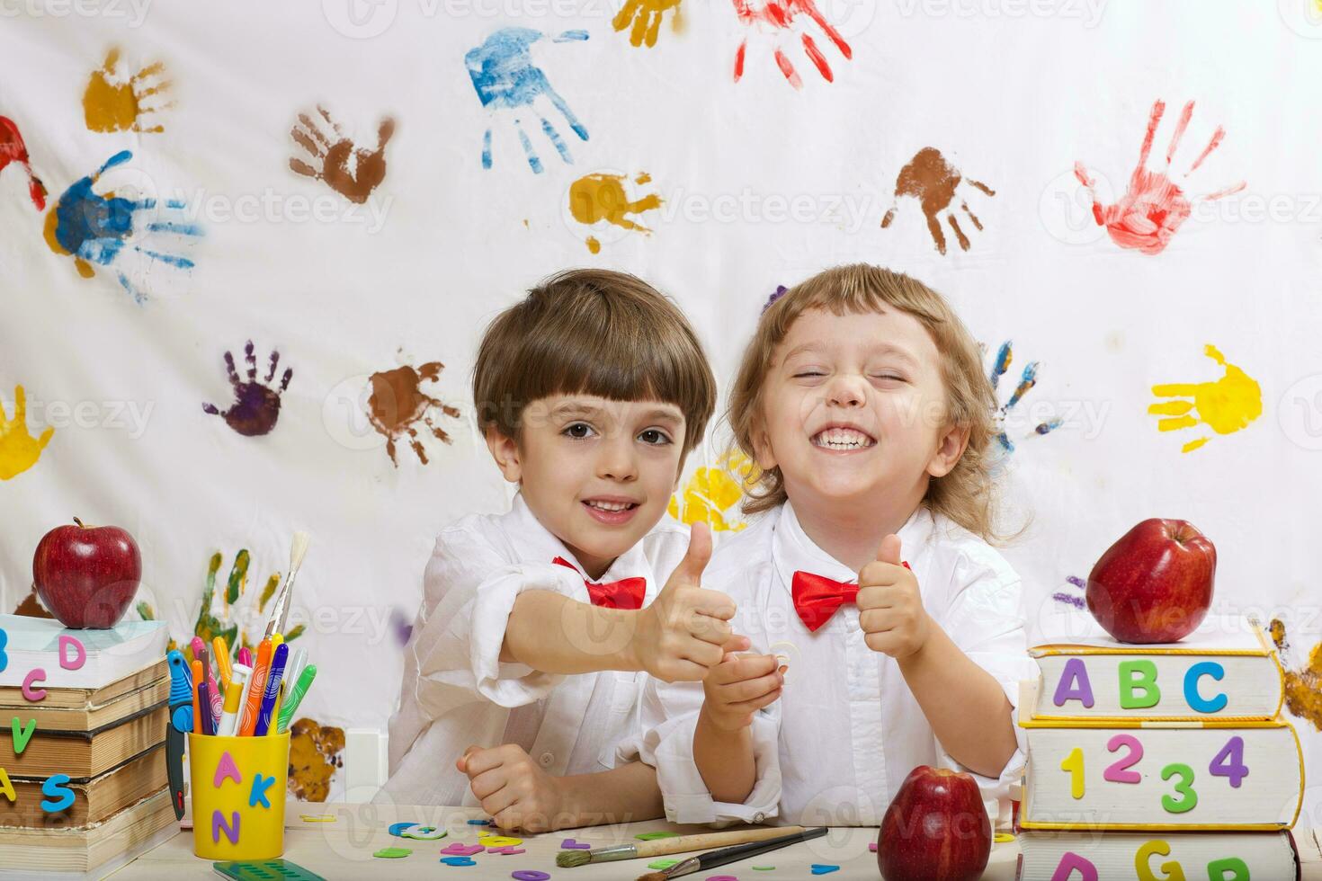 twee jongens zijn spelen samen foto