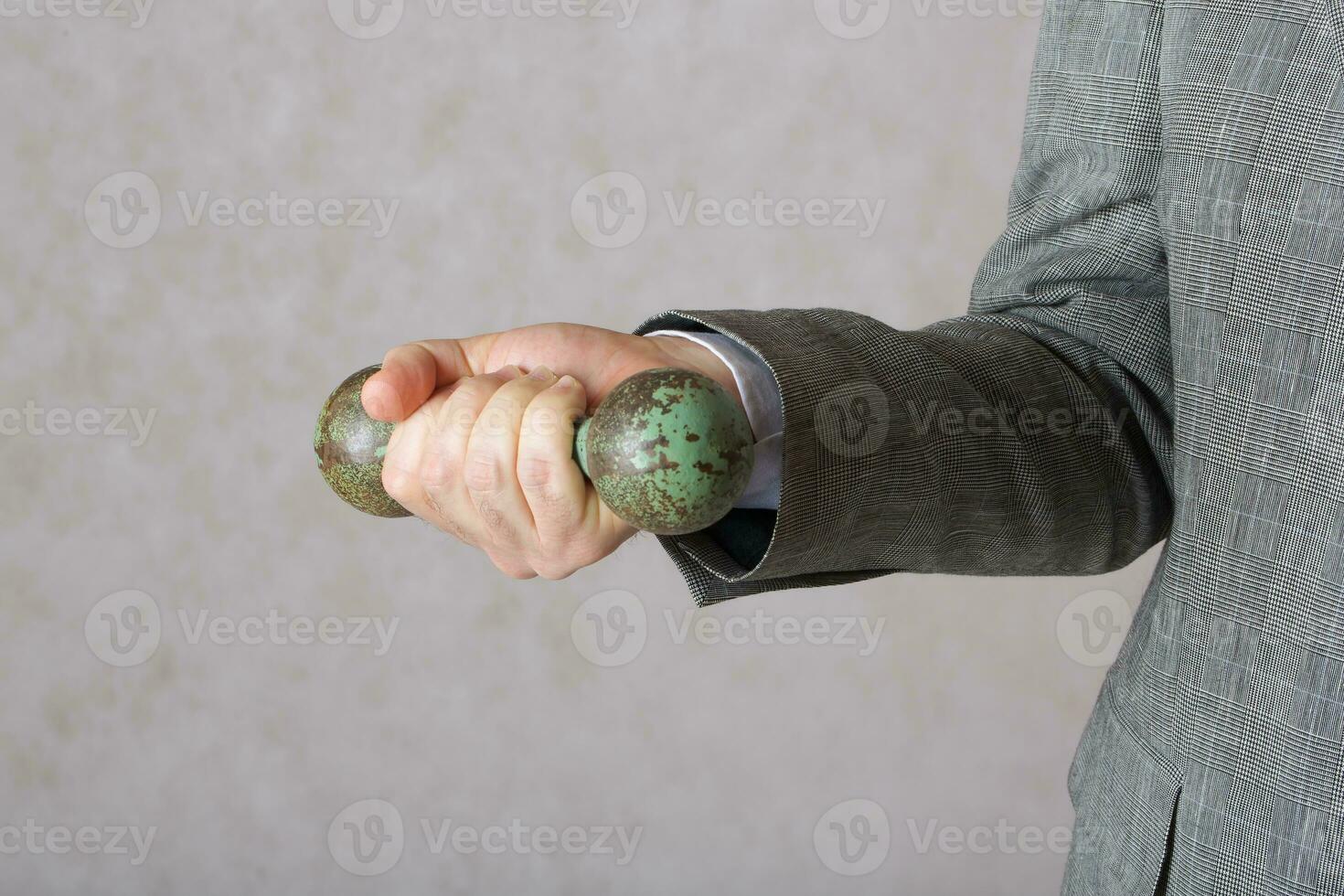 een Mens met een halter in zijn hand. detailopname foto