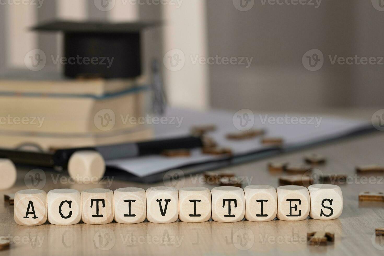 woord activiteiten samengesteld van houten dobbelstenen. foto