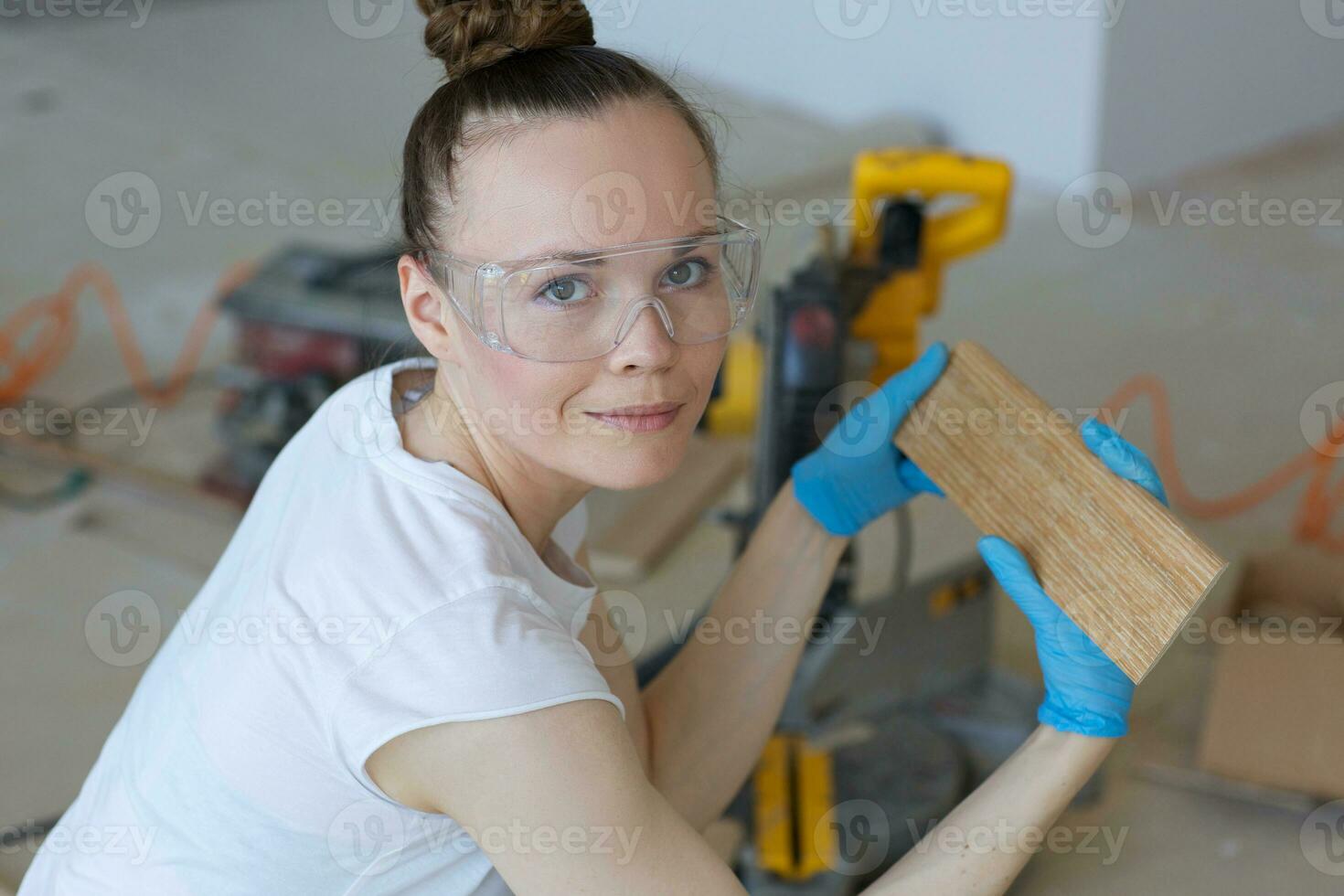 jong dame aanbiedingen met houten plint foto