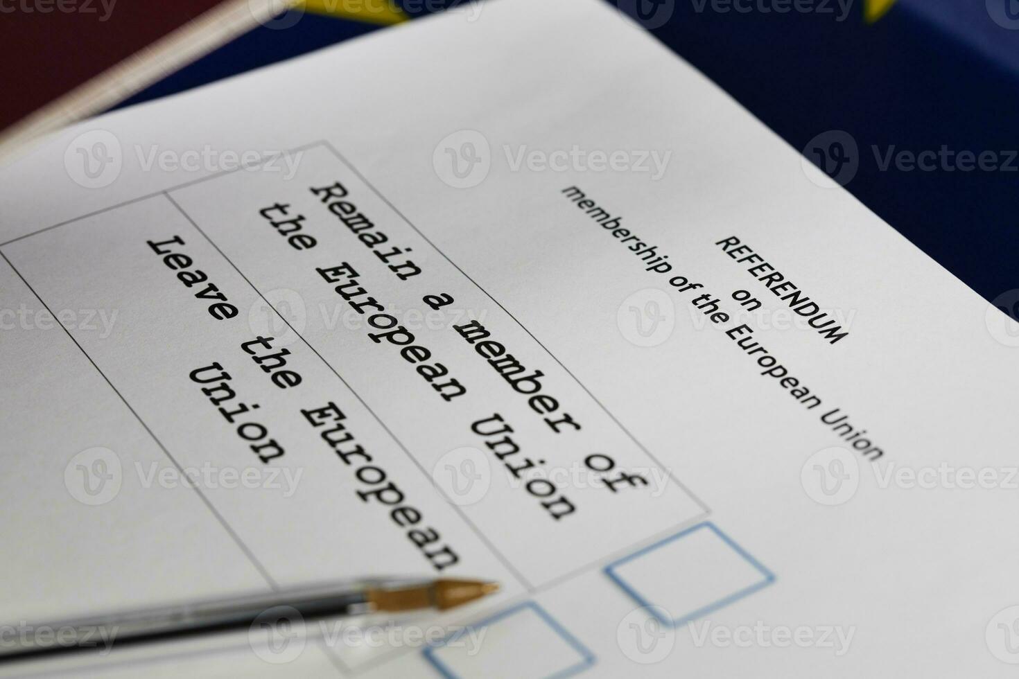 EU referendum stemming papier, zwart pen, en paspoort Aan de tafel. foto