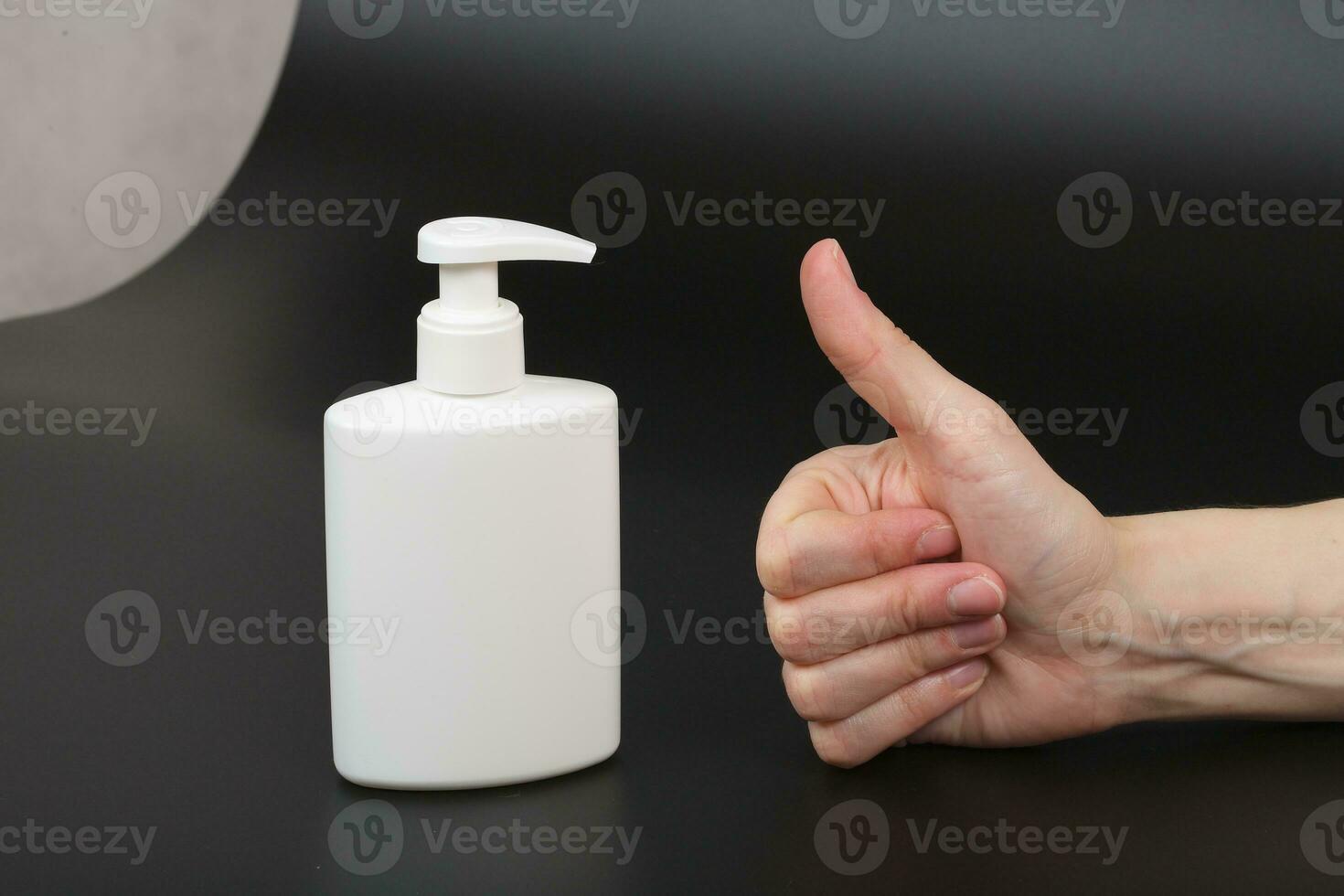 vloeistof zeep dispenser en een menselijk hand- foto